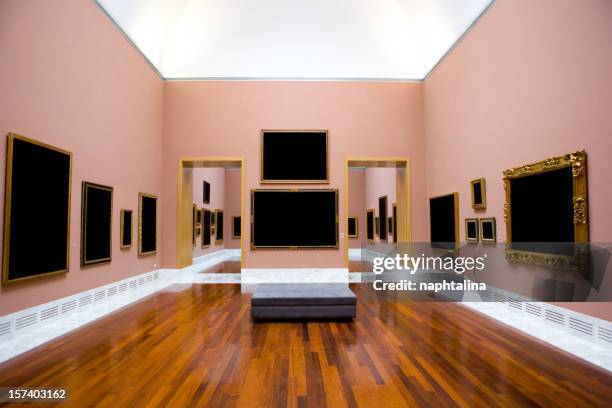 beige gallery - art gallery interior stockfoto's en -beelden