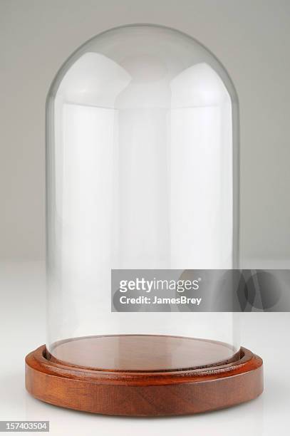 empty glass dome display case, dust cover with clipping path - vitrinekast stockfoto's en -beelden