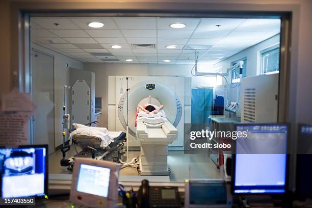 tomografía axial computerizada controlar la habitación - mri machine fotografías e imágenes de stock