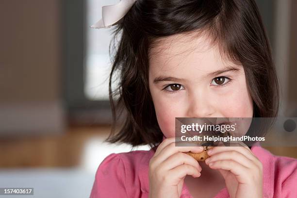 mangiare cookie - eating cookies foto e immagini stock