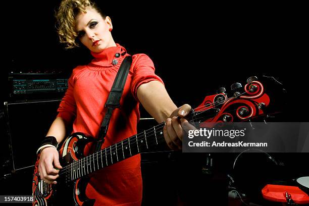 guitarrista mulher em vermelho - rock and roll - fotografias e filmes do acervo