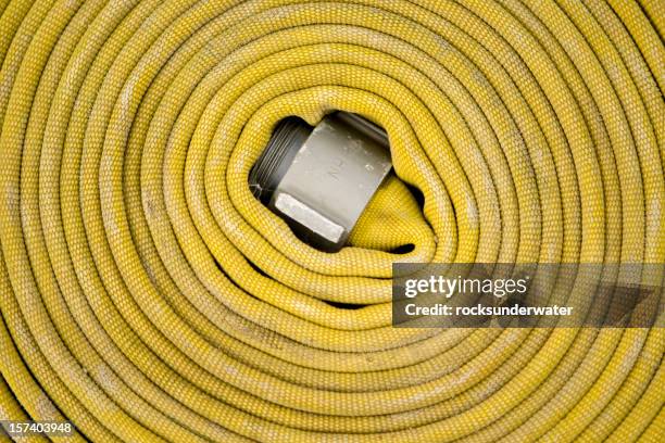 verschlungenes schlauch - feuerwehrschlauch stock-fotos und bilder