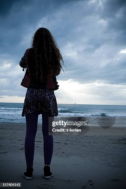 spiaggia d'inverno - una ragazza adolescente foto e immagini stock