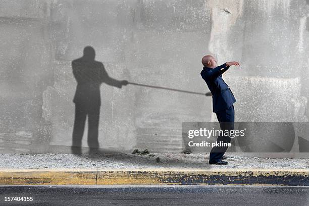 sombra de segurar homem - prender imagens e fotografias de stock