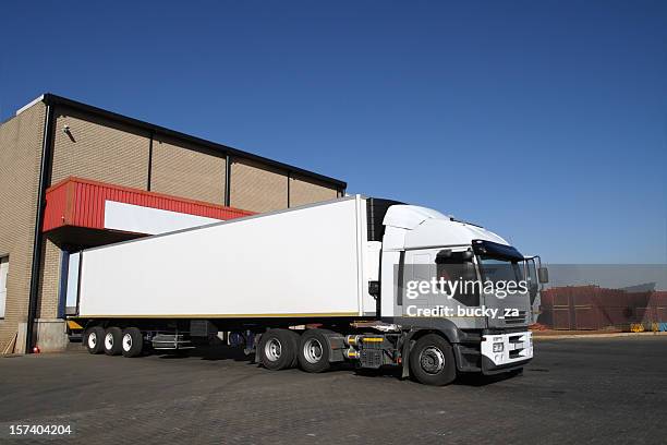 refrigerated semi truck at a cold storage warehouse loading bay. - loading dock 個照片及圖片檔