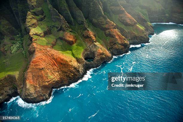 brut la côte de napali de kauai, hawaï, états-unis. - hawaii photos et images de collection