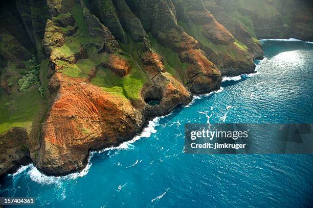 the rugged napali coastline of kauai, hawaii - kauai stockfoto's en -beelden