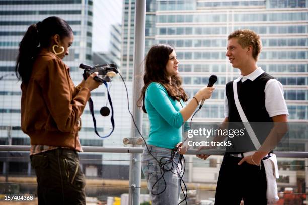 teenage estudiantes obtener los medios de comunicación y experiencia de la entrevista - reporter fotografías e imágenes de stock