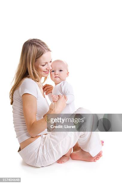 mutter mit ihrem kleinen kind - baby on white stock-fotos und bilder