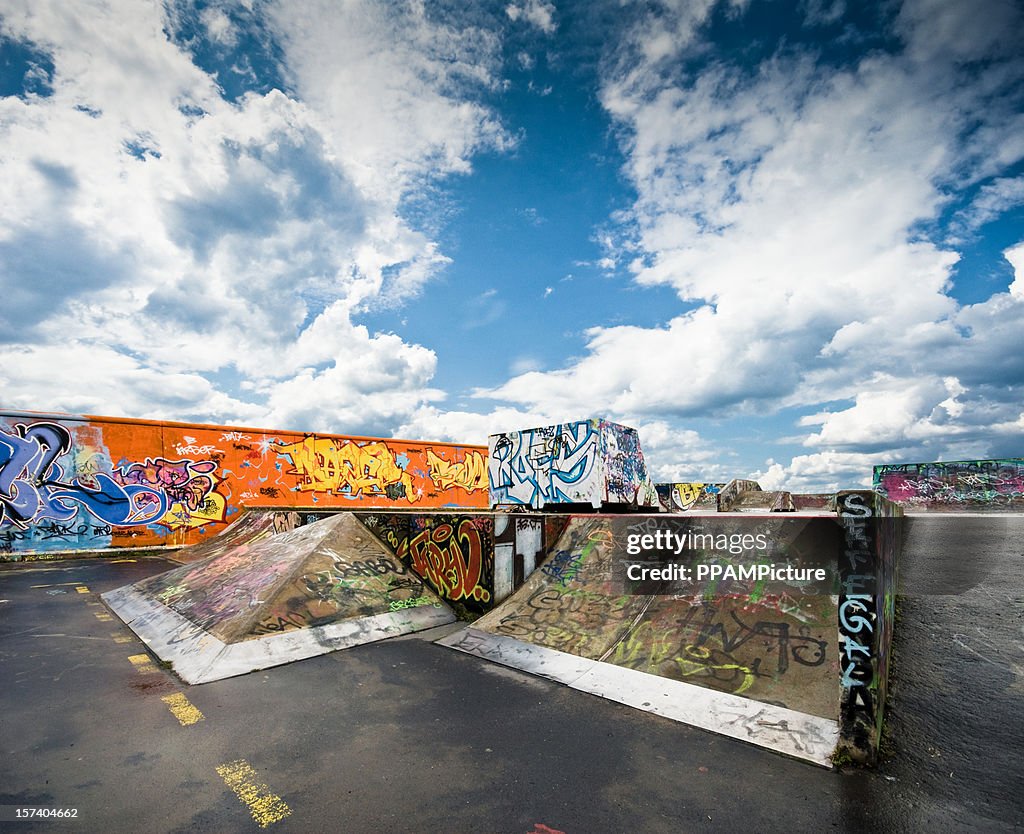 Skateboard pipe con graffiti