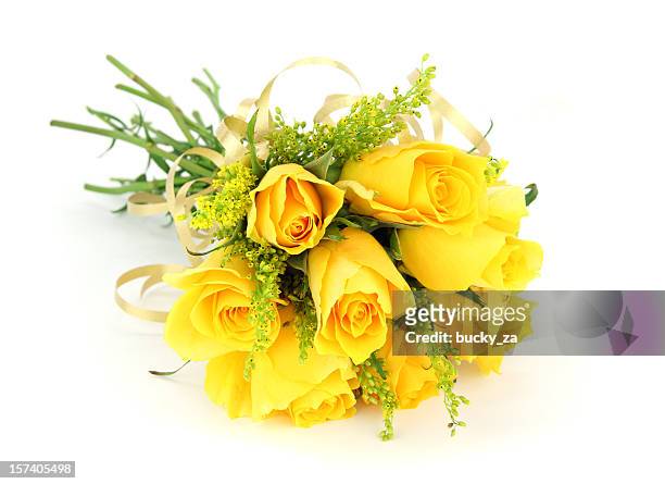 黄色のバラのブーケ白で分離にリボン - ブーケ ストックフォトと画像