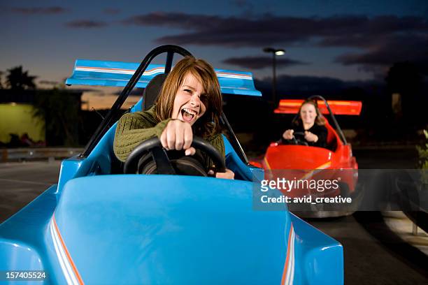 woohoo! mädchen und mutter an kartrennen teilnehmen - screaming happy in car stock-fotos und bilder