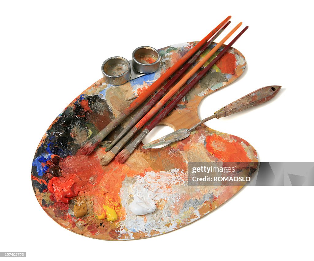 Holz-palette mit Pinsel und Ölfarbe auf Weiß