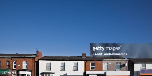 rangée de boutiques-cliquez pour les images - maison mitoyenne photos et images de collection