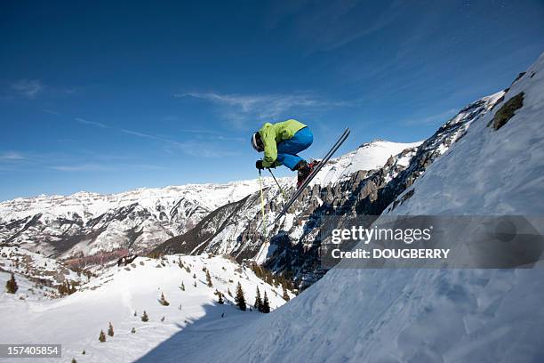 skier jumping off cliff - freestyle skiing stockfoto's en -beelden