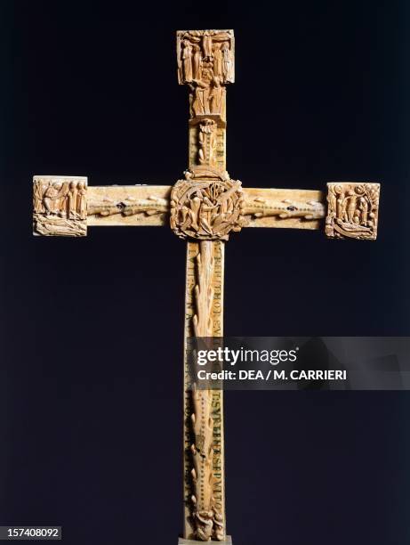 The Cloisters Cross, front, walrus ivory, 57x 36 cm. England, 12th century. New York, The Metropolitan Museum Of Art.