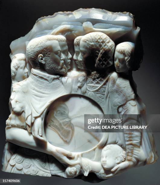 Cameo depicting Cosimo I de' Medici, Duchess Eleonora di Toledo and their children, 1550-1560, Cecchino Salviati , onyx. Italy, 16th century....