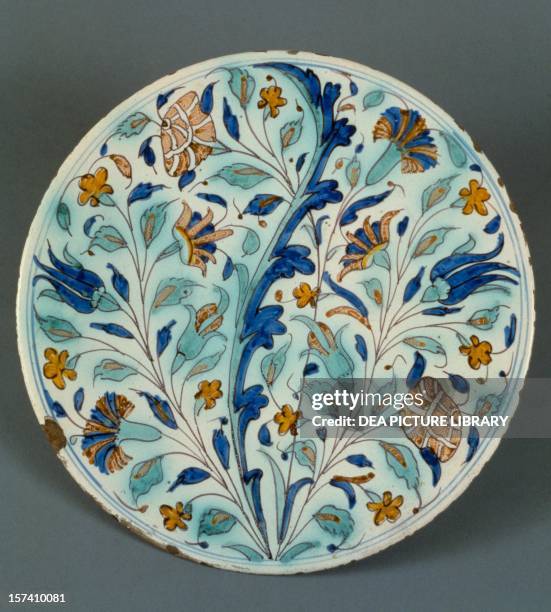 Plate with polychrome floral decoration, Candiana maiolica, Veneto. Italy, 17th century.