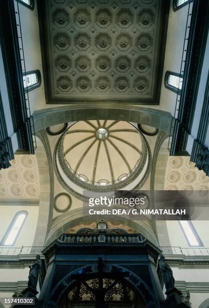 Ceiling and dome, Basilica of the Holy Spirit , Florence, by Filippo Brunelleschi . Italy, 15th century.