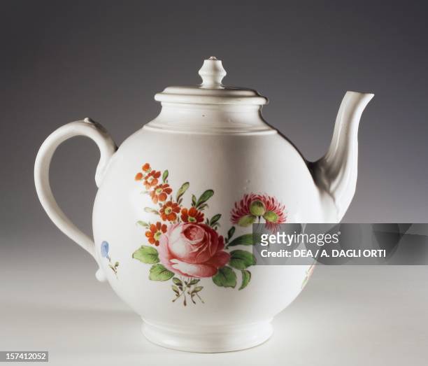Teapot decorated with a nosegay porcelain, height 17 cm, Ginori manufacture, Doccia, Sesto Fiorentino, Tuscany. Italy, 18th century.