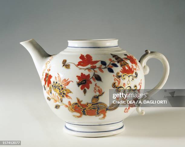 Chinoiserie decorated teapot, ca 1760, porcelain, height 11.2 cm, Doccia manufacture, Sesto Fiorentino, Tuscany. Italy, 18th century.