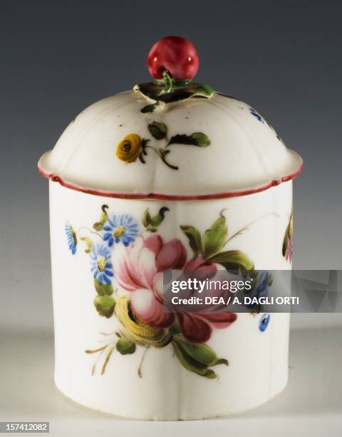 Lidded jar decorated with flowers, 1750-1760, porcelain, height 8 cm, Mennecy manufacture, Ile-de-France. France, 18th century.