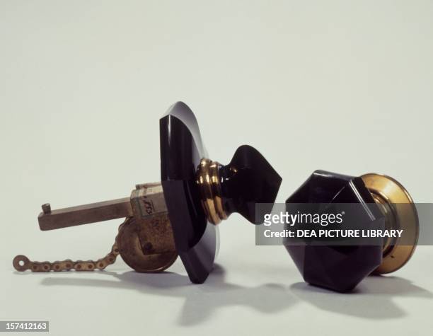 Door knob and knob from a bell-rope in black glass and metal, before 1853. England, 19th century. Vienna, Technisches Museum .