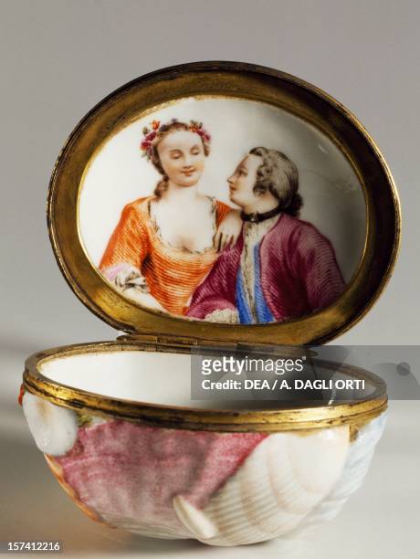 Oval snuffbox in the form of a sea shell with a romantic conversation scene on the inside of the lid, 1750-1760, porcelain, Doccia manufacture, Sesto...