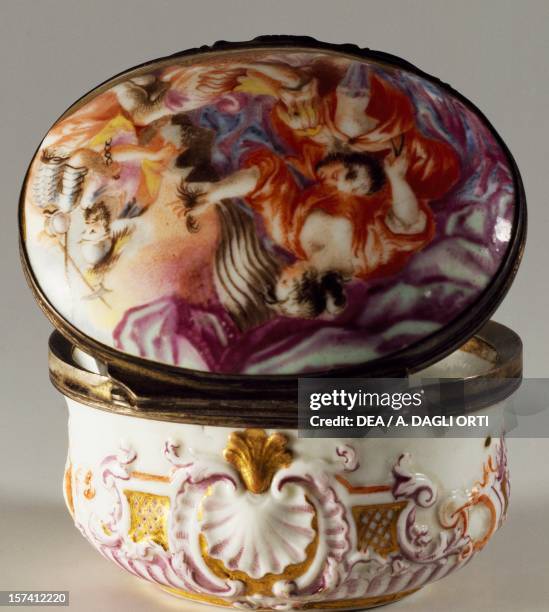 Snuffbox with shells and rocaille volutes, decorated with biblical episodes, 1745-1755, porcelain, Doccia manufacture, Sesto Fiorentino, Tuscany....