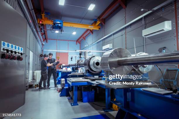 engineers with two stage gas gun to create nuclear fusion in a nuclear fusion research facility - kernfusie stockfoto's en -beelden
