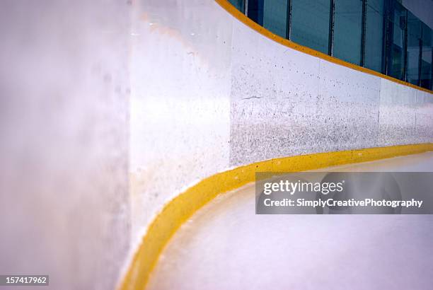 beat con placas de hockey - pista de hockey de hielo fotografías e imágenes de stock