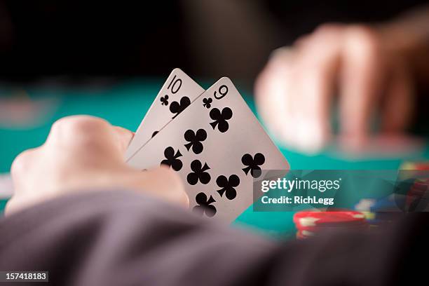 nahaufnahme von poker player's hands - hand of cards stock-fotos und bilder