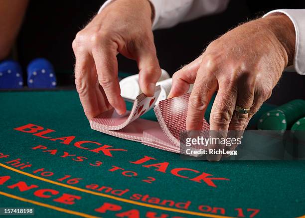 primo piano delle mani di un giocatore di poker - croupier foto e immagini stock