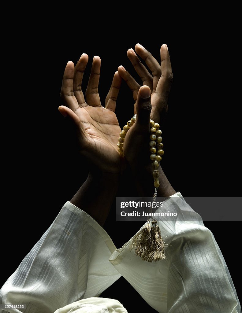 Manos sosteniendo un musulmán del rosario