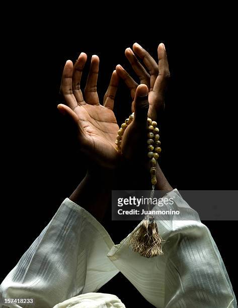 mãos segurando um muçulmano de terço - rosário objeto religioso - fotografias e filmes do acervo