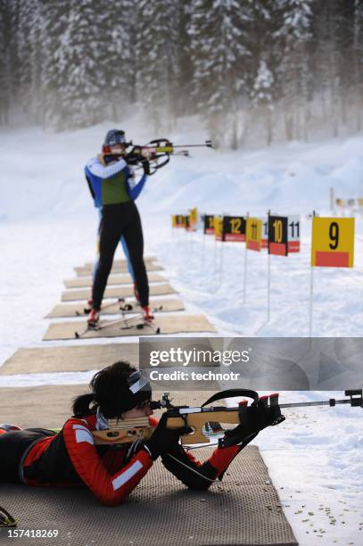 praxis im shooting range - sportschießen stock-fotos und bilder