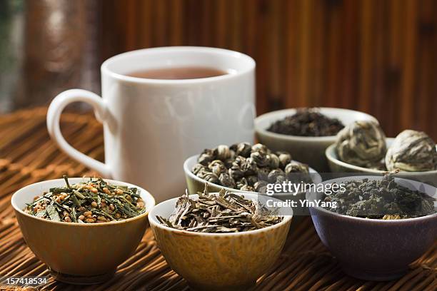 du thé chaud et de feuilles, de dégustation de thé vert et noir - feuilles-de-thé-séchées photos et images de collection