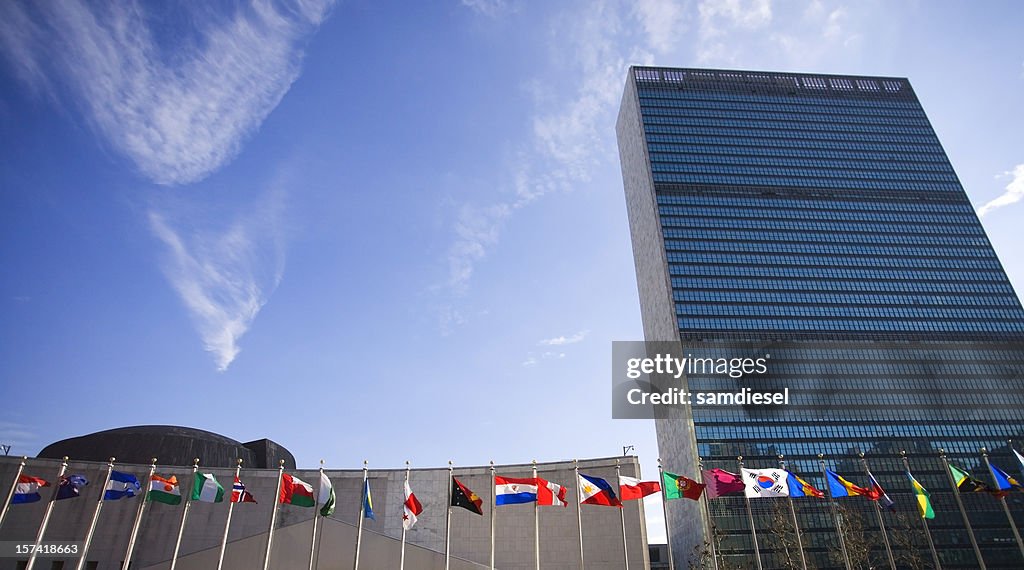 Prédio das Nações Unidas com bandeiras