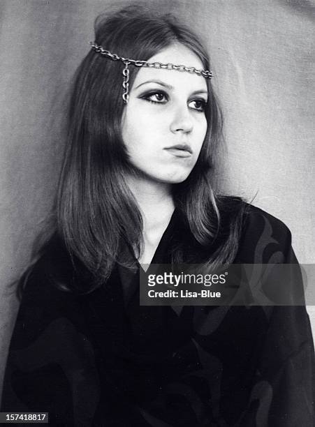 若い女性は、1968 年に、ブラックとホワイトの。 - ヒッピー ストックフォトと画像