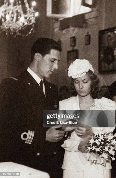 hochzeit in 1941.black und weiß. - couple relationship photos stock-fotos und bilder