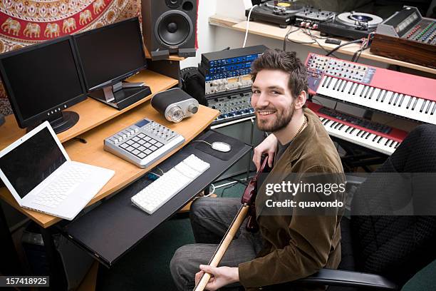 junge männliche musiker mit gitarre im studio, computer, tastatur - mann vor pc stock-fotos und bilder