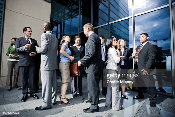 business meeting - overdracht business mensen stockfoto's en -beelden