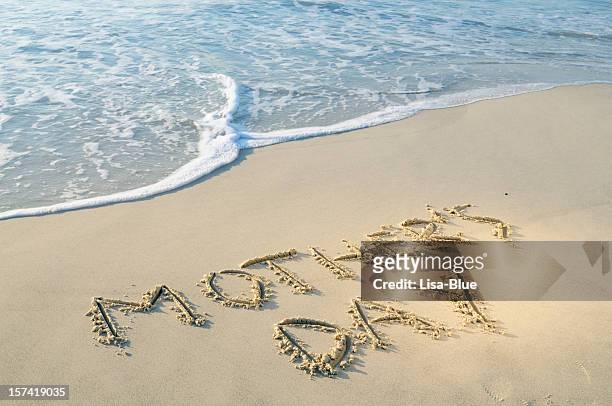 las palabras por escrito el día en la arena con onda - mothers day beach fotografías e imágenes de stock