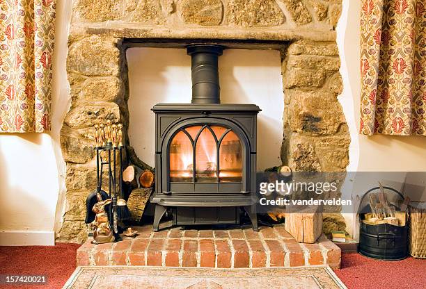 cabaña de incendios - wood burning stove fotografías e imágenes de stock