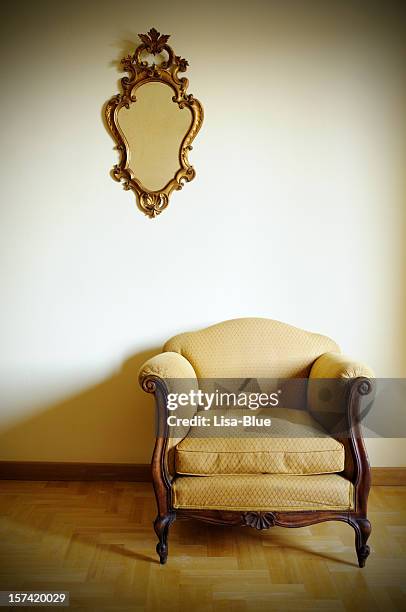 retro-sessel mit gold mirror - shabby chic stock-fotos und bilder