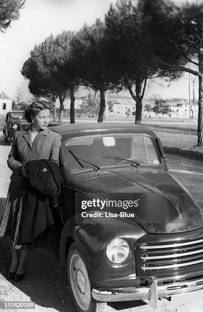 mujer con coche, 1938.black y blanco - 1940s fotografías e imágenes de stock