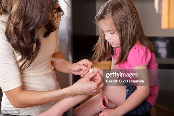 premiers secours - trousse de secours photos et images de collection