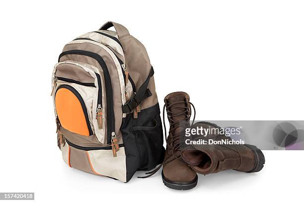 rucksack und wanderschuhe - rucksack freisteller stock-fotos und bilder