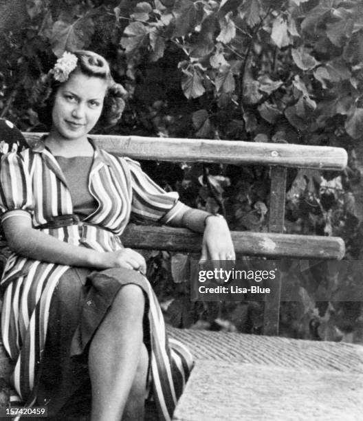 young woman on a bench in 1931 black and white - 1940 個照片及圖片檔