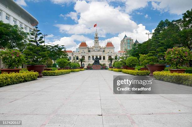 povos comissão prédio na cidade de ho chi minh city (saigon), vietnã - prefeitura de ho chi minh - fotografias e filmes do acervo